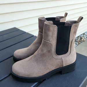 Womens Brown Old Navy Boots size 8